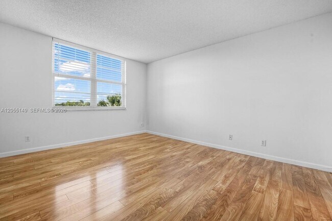 Building Photo - 250 Jacaranda Dr