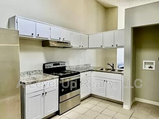 Building Photo - 401 E Thoroughbred St