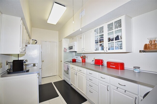 Building Photo - 2425 Underwood St