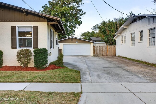 Building Photo - 1903 Dewey Pl