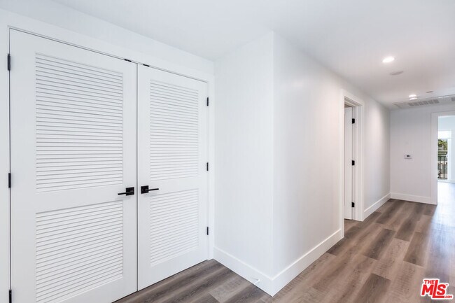Building Photo - 857 Hayworth Ave