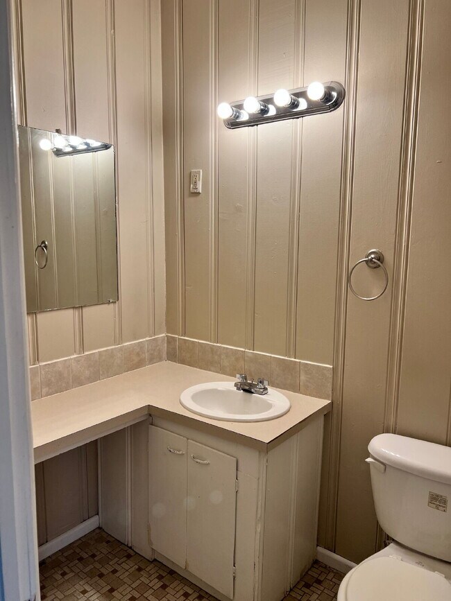 Building Photo - Large 2/1.5 with 2 Living Areas