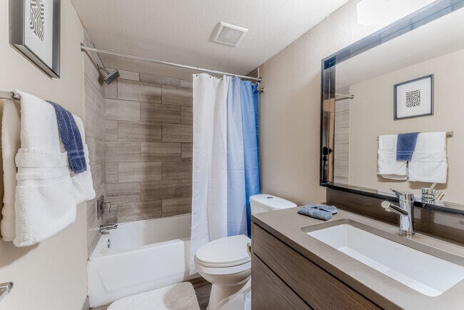 Building Photo - 2409 Town Lake Cir