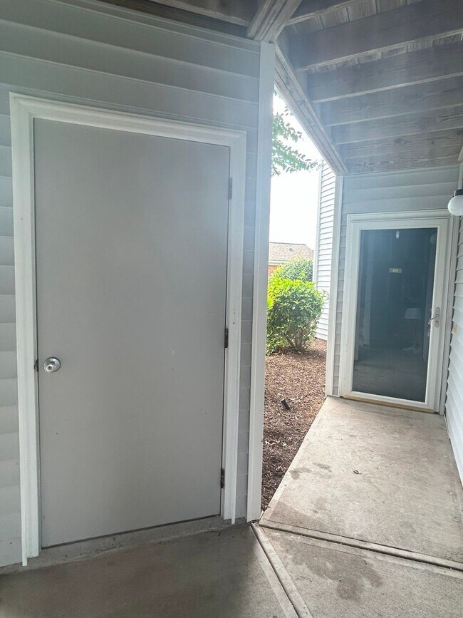 Building Photo - First floor 2 bedroom/2 bathroom condomini...