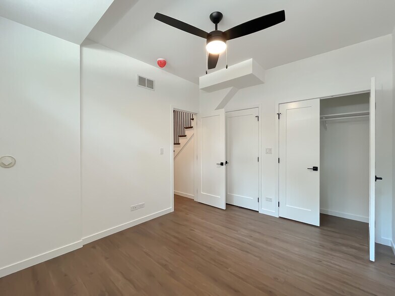 Building Photo - 3710 N Kenmore Ave