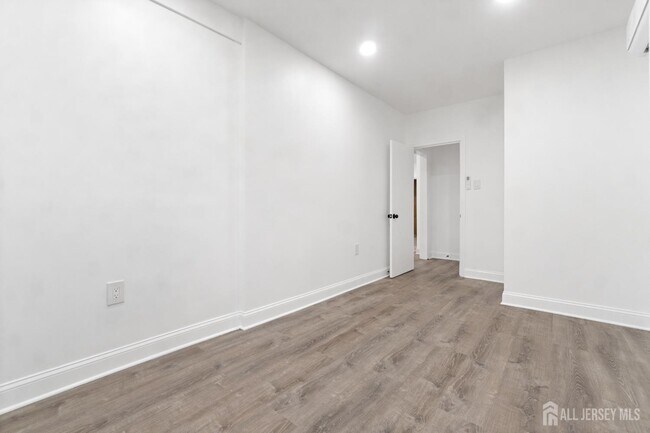 Building Photo - 427 Benner St