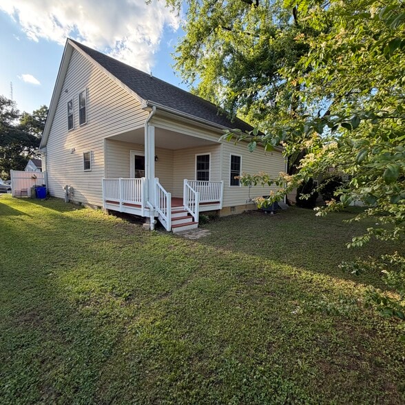 Building Photo - 220 Gross Ave