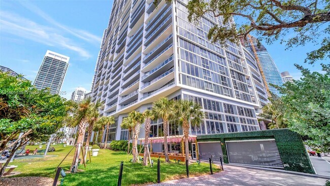Building Photo - 495 Brickell Ave