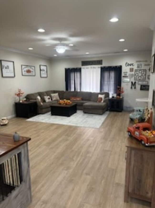 Building Photo - Beautiful, 5-bedroom home in a quiet subdi...