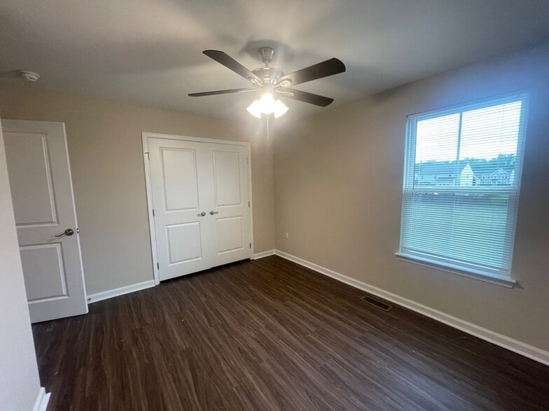 Building Photo - 2410 Walthall Ct