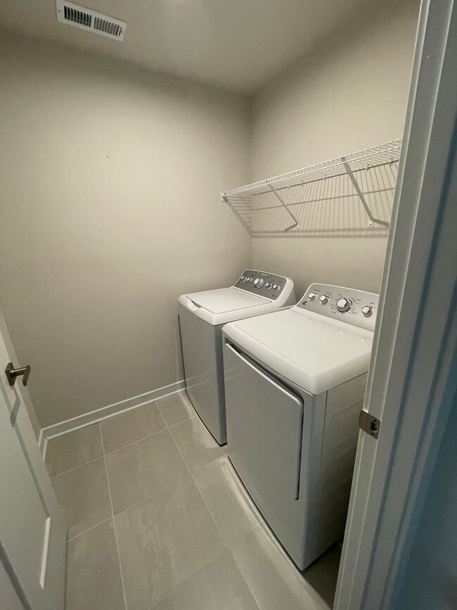 Building Photo - Brand  New!!!! 3 bedroom Townhome 2.5 Bath near Furman University !!!