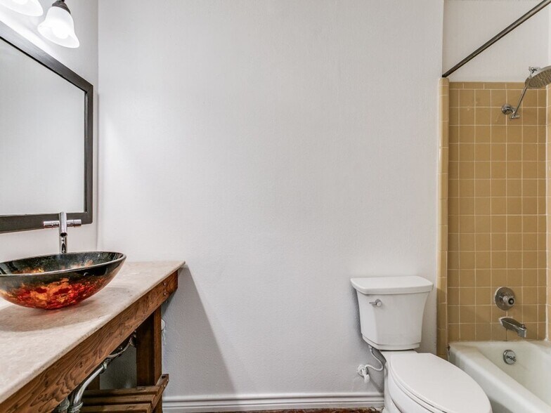 Building Photo - 12411 Ln Lira St