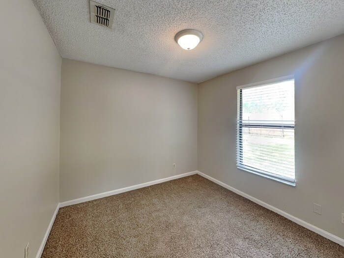 Building Photo - 6235 Cranberry Ln E