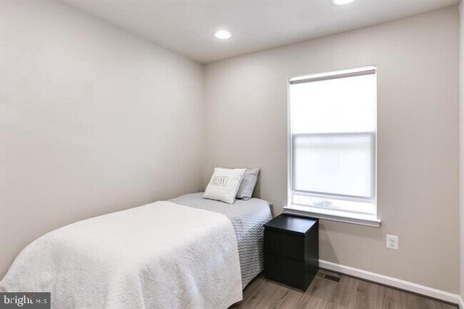 Building Photo - 16233 Coolidge Ave