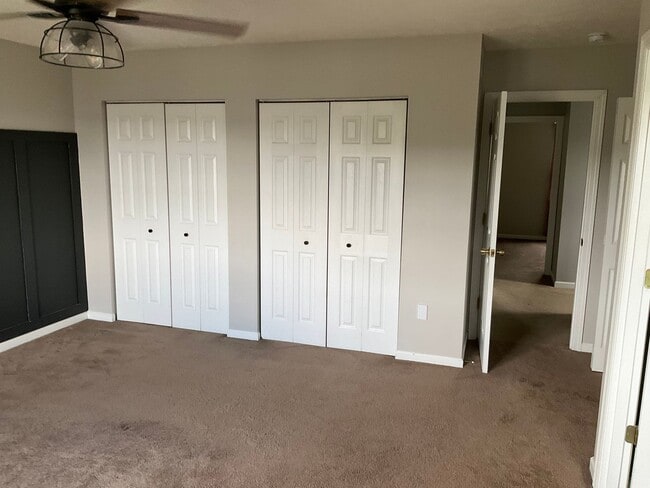 Building Photo - Large 3 Bedroom 2.5 bath townhome with additional finished room.