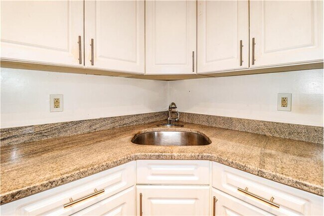 Building Photo - 18 College Dr