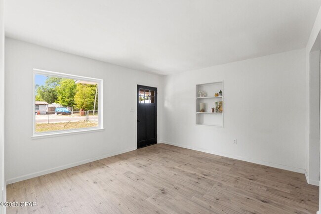 Building Photo - 708 Cactus Ave