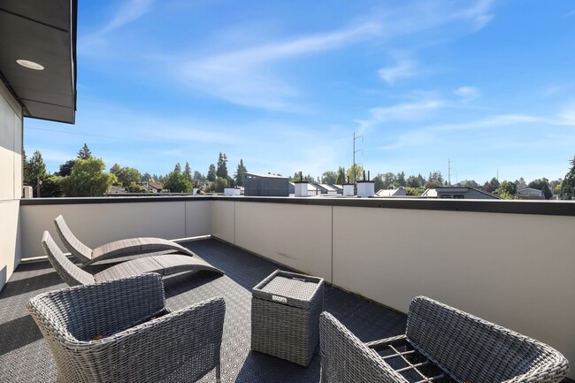 Building Photo - Delridge Townhome