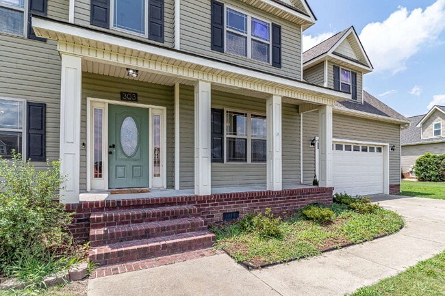 Building Photo - Spacious 2-Story in Pikeville! 3 BR | 2.5 BA w/ Bonus Room *Lawn Care / Trash Included*