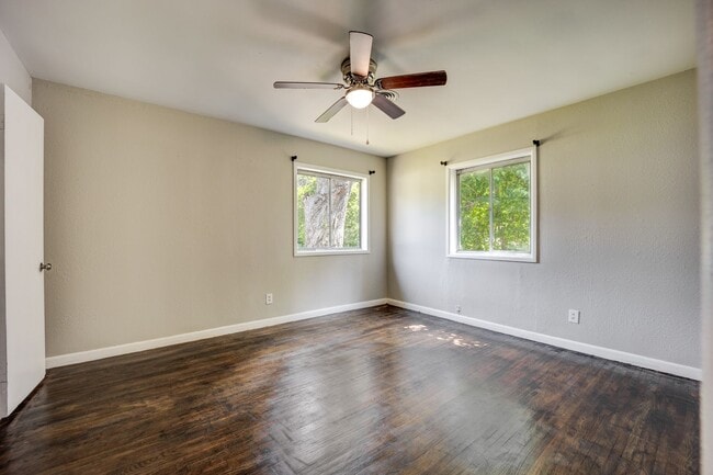 Building Photo - Freshly Updated 3 Bedroom Home