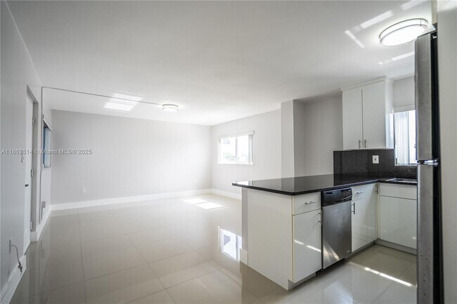 Building Photo - 1986 Biarritz Dr