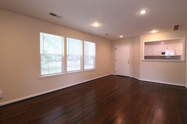 Building Photo - 1 Bedroom 1 Bath Duplex in Navy Hill Area ...