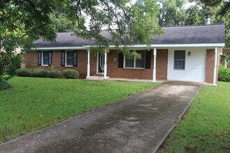 Building Photo - 2205 Little John Ln