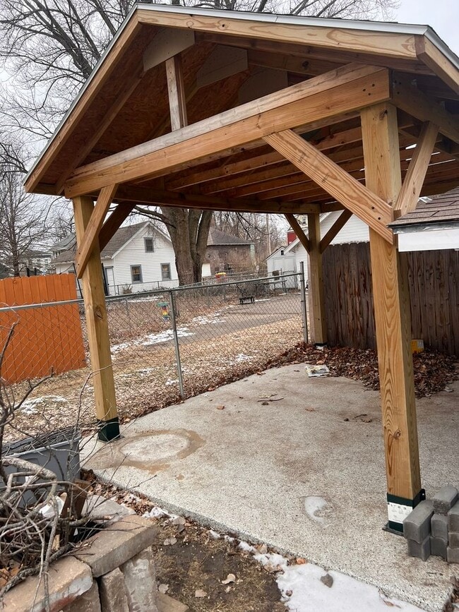 Building Photo - 2 bedroom home in Boone, fenced in yard, great for families!