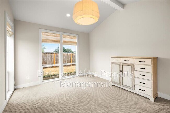 Building Photo - 496 NW Cascade Mountain Dr