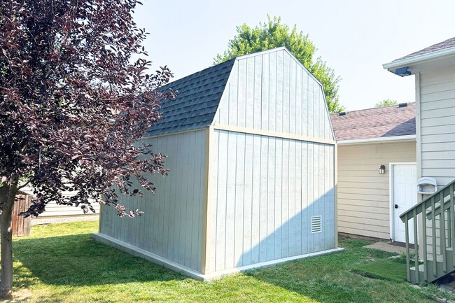 Building Photo - 5705 S Aaron Ave