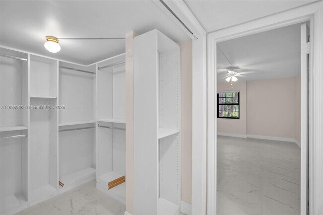 Building Photo - 250 E Royal Palm Rd