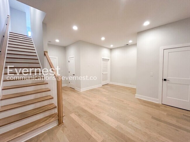 Building Photo - 4 Bed, 4.5 Bath Town Home with Garage / Available Now!