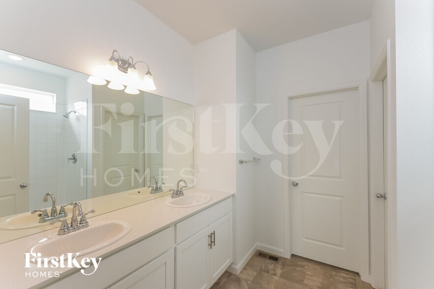 Building Photo - 14593 Normande Dr