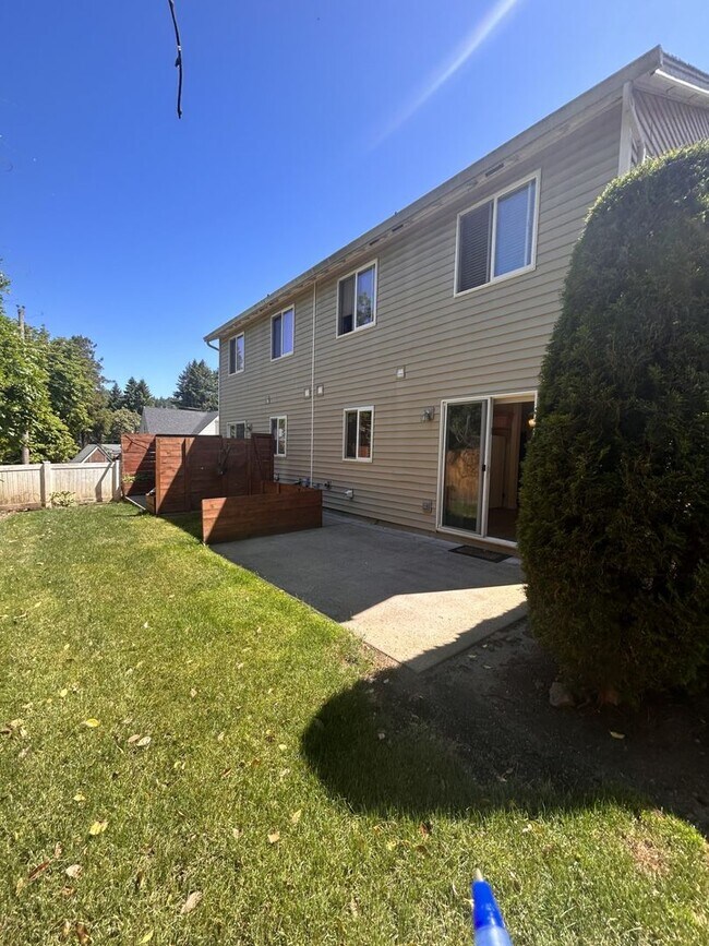 Building Photo - Camas Townhome with Beautiful Grey Laminate Flooring and Attached Garage