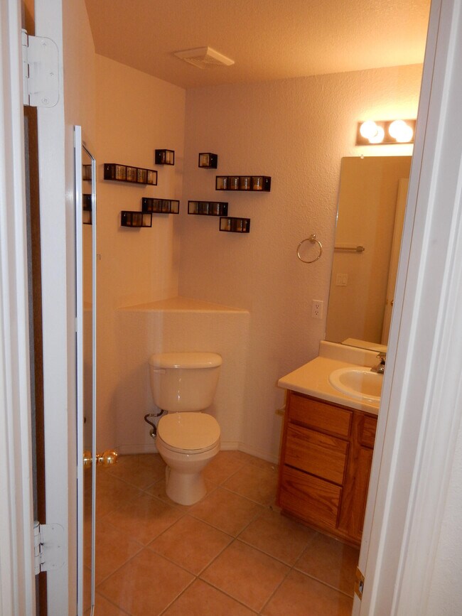 Building Photo - 6501 San Antonio Dr NE