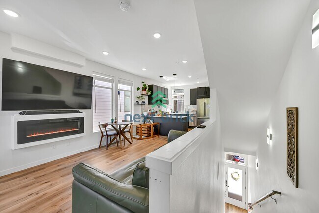 Building Photo - Modern Luxury 3 bedrooms and 2 bathrooms T...