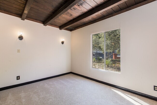 Building Photo - 7846 Lilac Ln