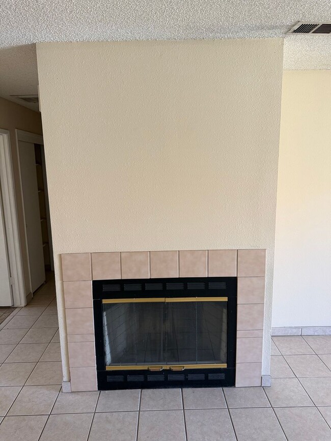 Building Photo - 3 Bed 2 bath in Southwest Bakersfield