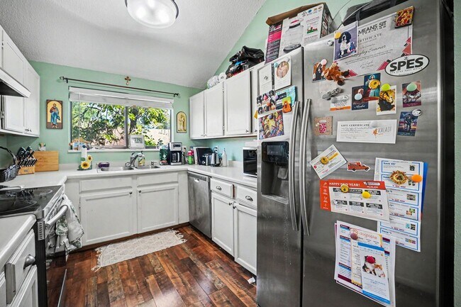 Building Photo - Cozy & Spacious 2BR Top-Floor Condo in Lakewood