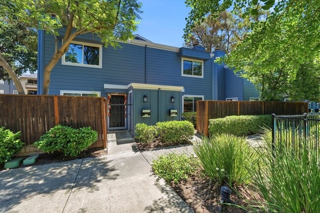 Building Photo - Luxury  2 bedroom Townhome in Great Location