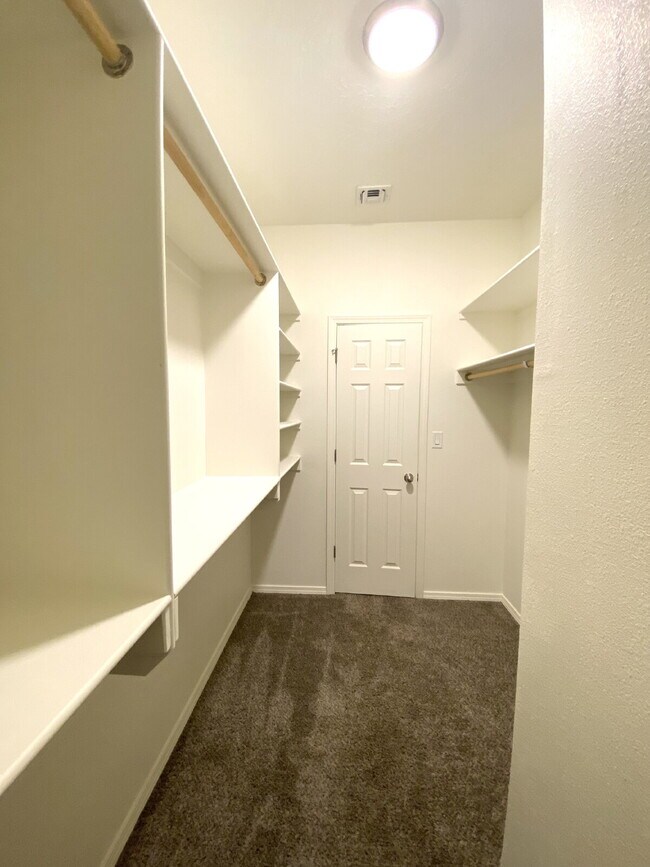 Building Photo - MUST SEE 3BR/2Bath