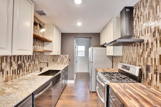 Building Photo - 7002 Skynook Dr