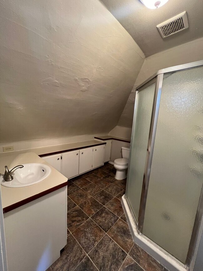 Building Photo - Charming 4 Bed 2 Bath in Gonzaga!!