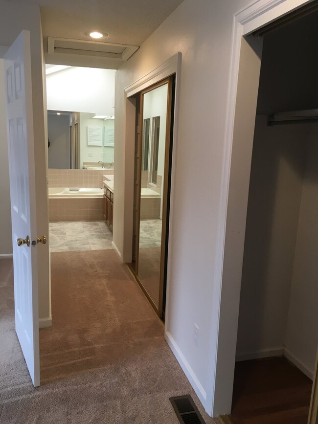 Building Photo - Spacious Townhouse For Rent