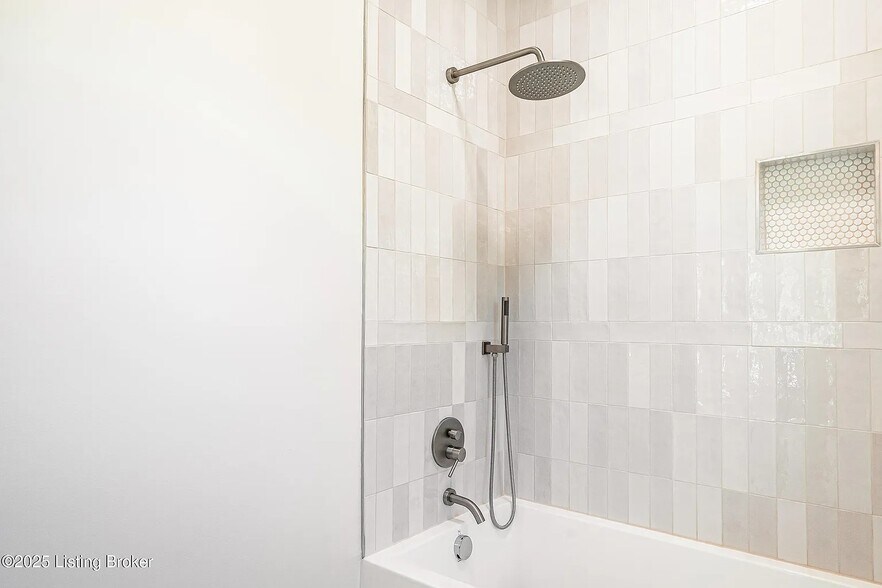 Building Photo - 935 E Madison St