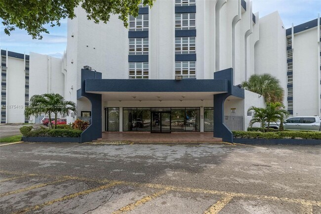 Building Photo - 9682 Fontainebleau Blvd