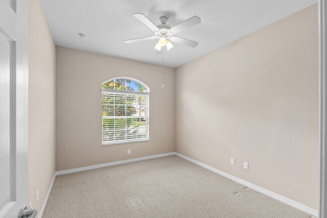 Building Photo - 800 Crestwood Dr