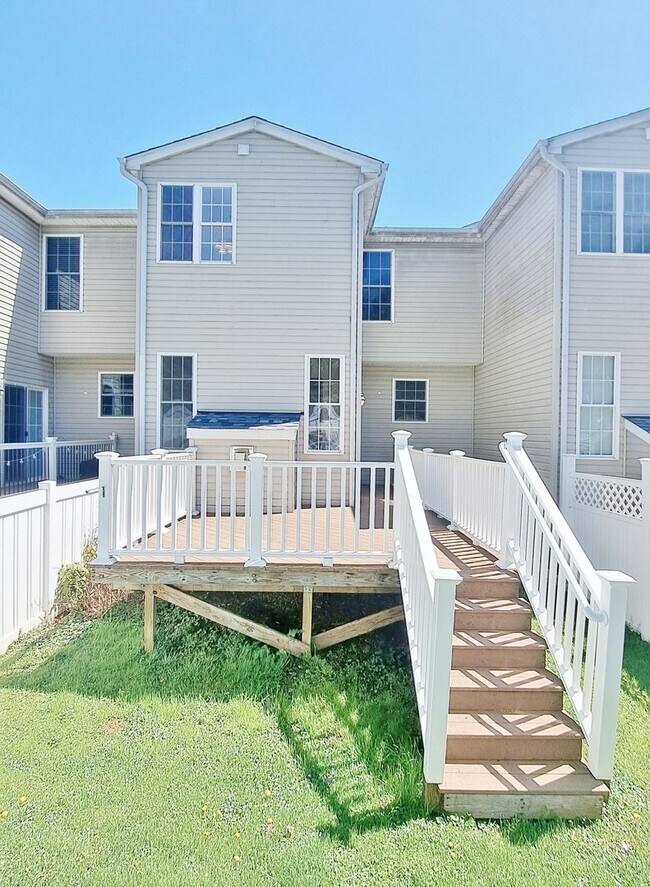 Building Photo - 3 Bed / 2 Full and 2 Half Bath Single Family Townhome