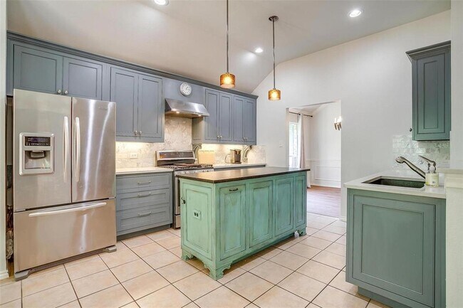 Building Photo - 750 Shady Tree Ct