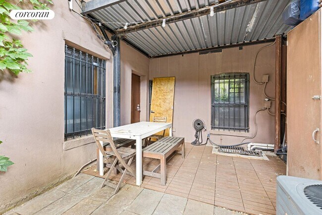 Building Photo - 620 Monroe St